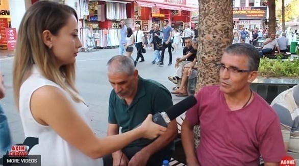 مذيعة تسأل الشارع التركي عن الأزمة الاقتصادية (يوتيوب)