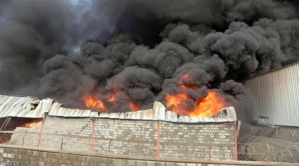 حريق سابق في أحد مخازن برنامج الغذاء العالمي بعد قصف حوثي (أرشيف)