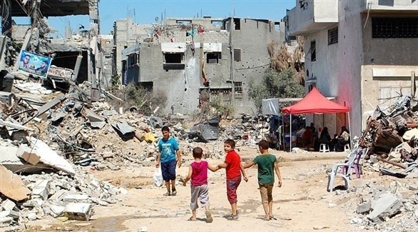 أطفال من غزة يسيرون وسط أكوام الحطام (أرشيف)