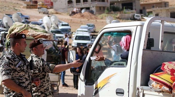 سائق سوري على حاجز عسكري لبناني على الحدود مع سوريا (أرشيف)
