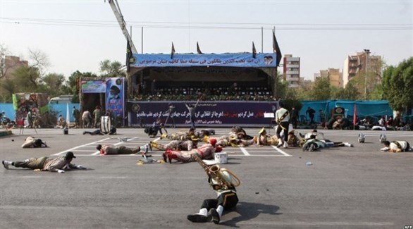 عسكريون إيرانيون ينبطحون أرضاً في الهجوم على الأحواز (أ ف ب)