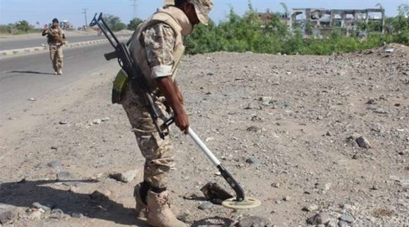 جندي من قوات التحالف العربي يفكك عبوة زرعها الحوثيون.(أرشيف)