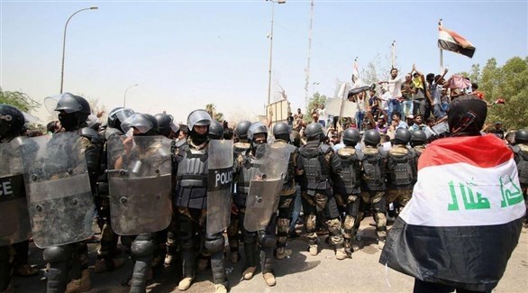 محتج عراقي يواجه حاجزاً للشرطة (أرشيف)