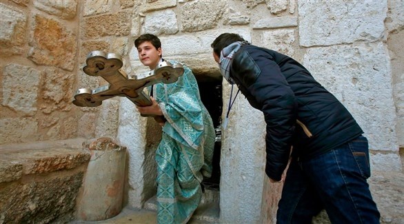 فتى يحمل صليباً في كنيسة في القدس.(أرشيف)