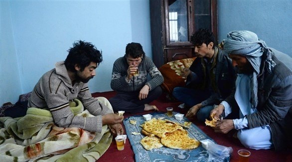 أفغان لاجئون في إيران يتناولون الطعام في مقر مفوضية اللاجئين(أرشيف)