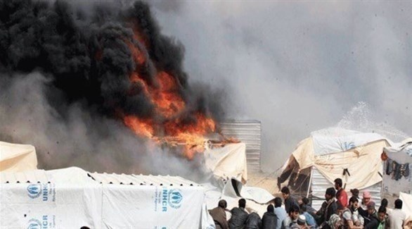 صورة متداولة لحريق في خيمة عائلة سورية بمخيم الركبان (تويتر)