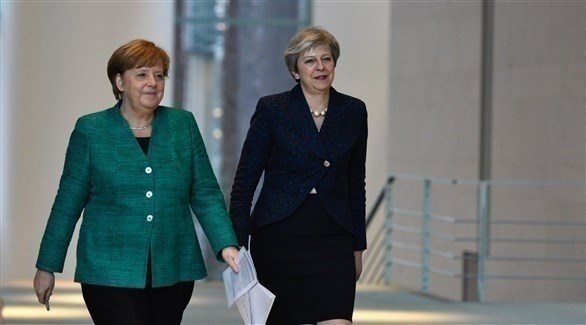 رئيسة الوزراء البريطانية تيريزا ماي والمستشارة الألمانية أنجيلا ميركل (أرشيف)