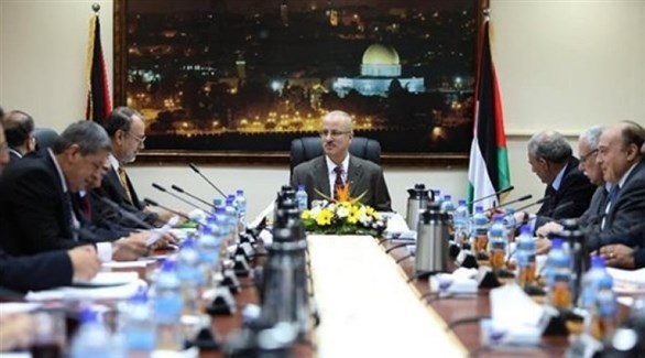 رئيس الحكومة الفلسطينية رامي الحمدالله مترئساً اجتماعاً لمجلس الوزراء.(أرشيف)