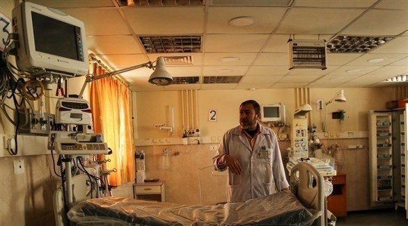 طبيب في مستشفى الدرة بعد انقطاع الكهرباء عنه (أرشيف)