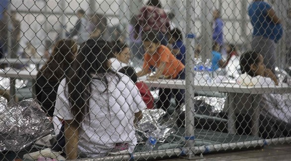 أطفال محتجزين عقب عبورهم مع ذويهم الحدود الأمريكية (أرشيف)