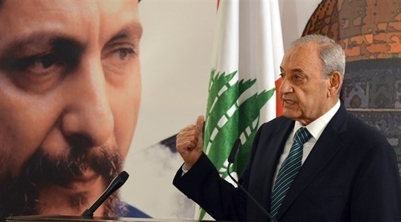 رئيس البرلمان اللبناني نبيه بري، ويبدو في الصورة ملصق عليه صورة الزعيم الشيعي موسى الصدر.(أرشيف)
