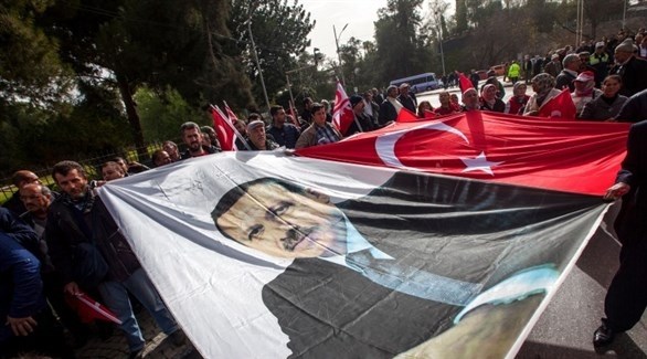 متظاهرون يحملون صورة للرئيس التركي رجب طسي أردوغان والعلم التركي.(أرشيف)