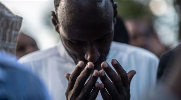 رجل يتلو الفاتحة في جنازة أحد ضحايا هجوم حركة الشباب على نيروبي (أرشيف)