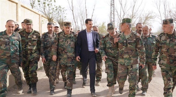 الرئيس السوري بشار الأسد بين عدد من ضباط الجيش (أرشيف)