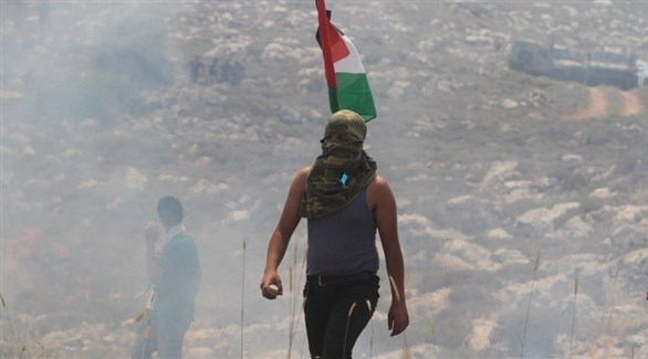 فلسطينيون يرشقون جنوداً إسرائيليين بالحجار.(أرشيف)