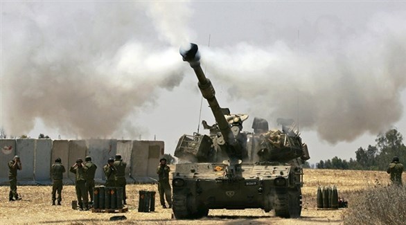 دبابة إسرائيلية تقصف قطاع غزة (أرشيف)