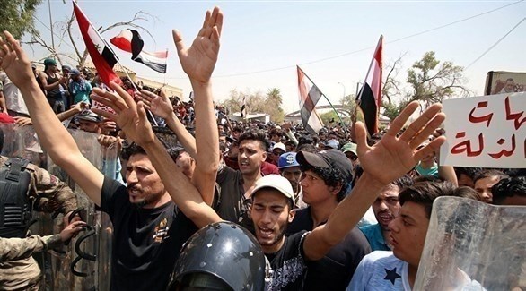عراقيون يحتجون على تردي الأوضاع المعيشية في البصرة خلال الصيف الماضي (أرشيف)
