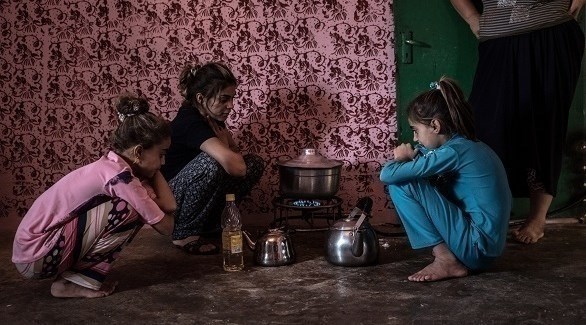 طفلات إيزيديات ينتظرن نضوج طعامهن بفارغ الصبر (نيويورك تايمز)