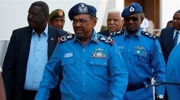الرئيس السوداني عمر البشير  مع مسؤولين في الشرطة بالخرطوم (أ ف ب)