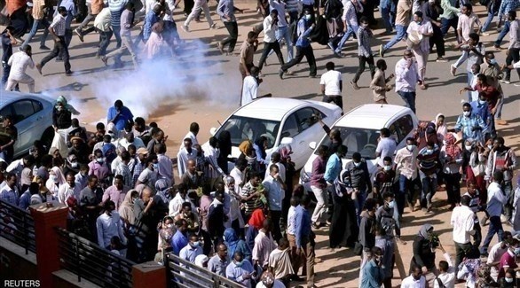 جانب من الاحتجاجات التي خرجت في السودان (رويترز)