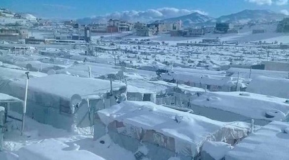 الثلوج تغطي الخيم المؤقتة للاجئين السوريين في عرسال (تويتر)