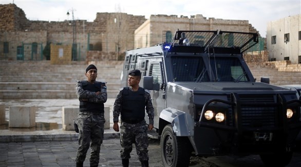 عنصران أمنيان في الأردن بمنطقة الكرك (أرشيف / رويترز)
