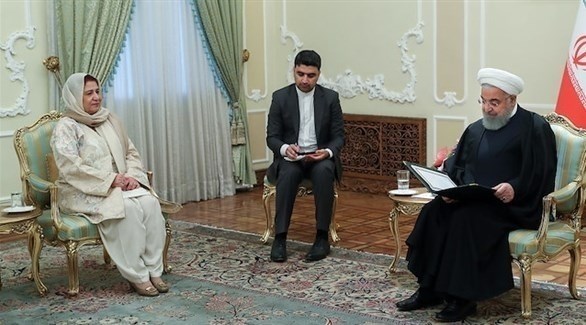 الرئيس الإيراني حسن روحاني والسفيرة الباكستانية ريفات مسعود (أرشيف)