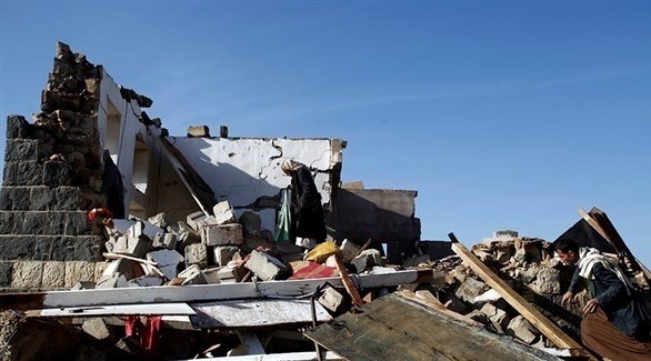 يمنيون يتفقدون منازلهم المدمرة جراء قصف الحوثيين (رويترز)