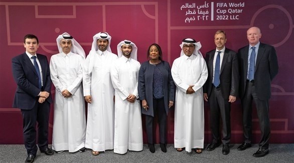 أمين عام اللجنة العليا للمشاريع والإرث القطرية حسن الزوادي والأمينة العامة ل"الفيفا" فاطمة سامورا في الدوحة (رويترز)   