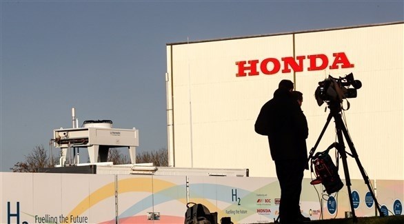 مصور تلفزيوني بالقرب من مقر شركة هوندا في تركيا (أرشيف)