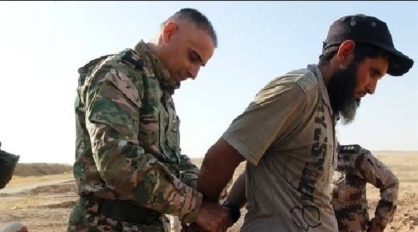 استسلام داعشي لمقاتلين من قوات قسد (أرشيف)