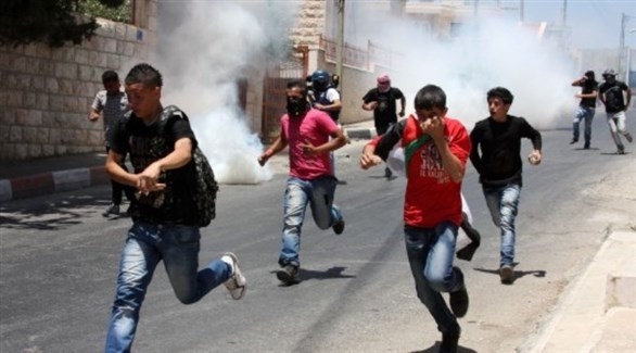 طلاب مدرسة فلسطينية يهربون بعد غازات الاحتلال الإسرائيلي (أرشيف)