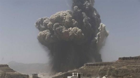 تصاعد الدخان بعد غارة على موقع حوثي في اليمن (أرشيف)