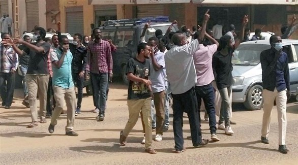 سودانيون في تظاهرة احتجاجية بالخرطوم (أرشيف)