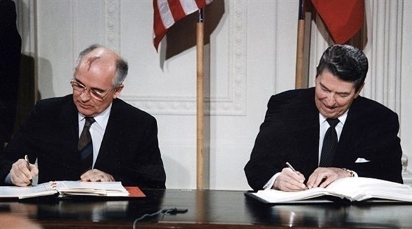 الرئيس الأمريكي رونالد ريغان والزعيم السوفييتي ميخائيل غورباتشيف في مراسم توقيع المعاهدة (أرشيف)