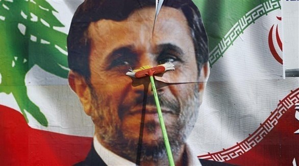 ملصق عليه صورة الرئيس الإيراني السابق محمد أحمدي نجاد مع خلفية لعلمي إيران ولبنان.(أرشيف)