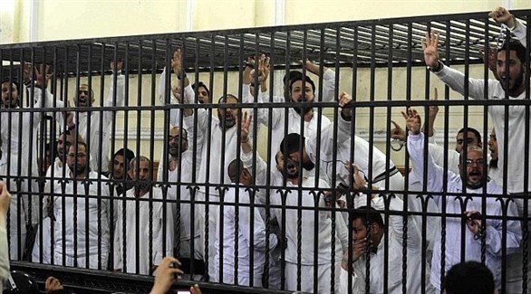 متهمون في قفص الاتهام بإحدى المحاكم المصرية (أرشيف)
