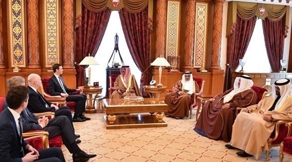 عاهل البحرين الملك حمد بن عيسى آل خليفة مستقبلاً جاريد كوشنر (بنا)