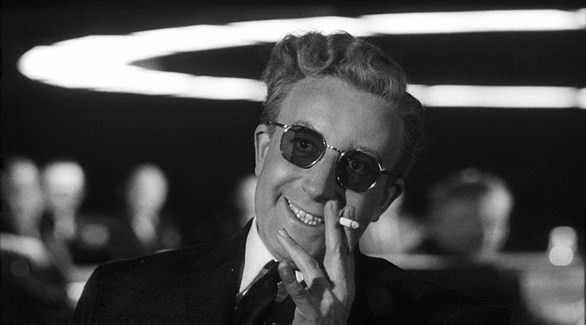 الممثل بيتر سيلرز في فيلم "دكتور سترينجلوف" 1964 (أرشيف)