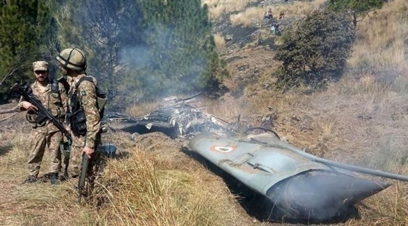 جنود باكستانيون بجانب حطام لطائرة هندية أسقطت في باكستان(تويتر)