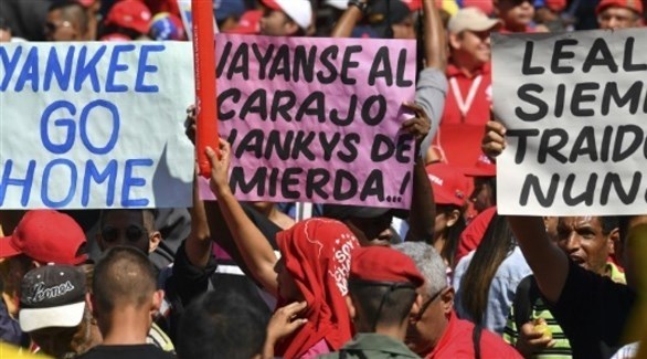 عاملون في شركة النفط الفنزويلية (بيديفيسا) يتظاهرون في كراكاس في 31 يناير 2019 تأييدا للرئيس نيكولاس مادورو(أ ف ب)