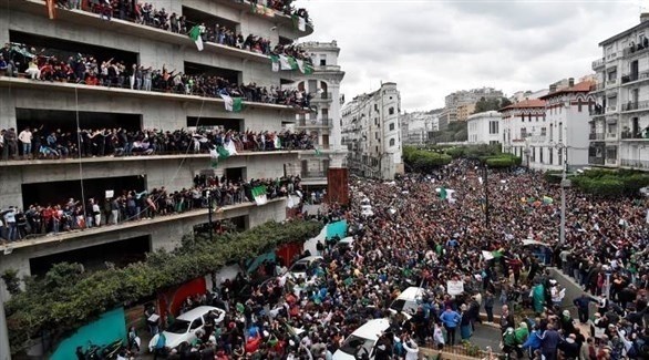 جزائريون يحتجون ضد ترشح بوتفليقة في مسيرة يوم الجمعة الماضي (أرشيف)