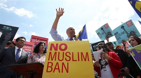 احتجاج ضد الحظر المؤقت على السفر الذي فرضه الرئيس دونالد تترامب والذي يسميه اليسار "حظر المسلمين" (أرشيف)