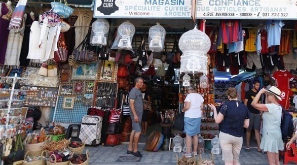سياح أجانب في تونس أمام محل صناعات تقليدية (أرشيف)