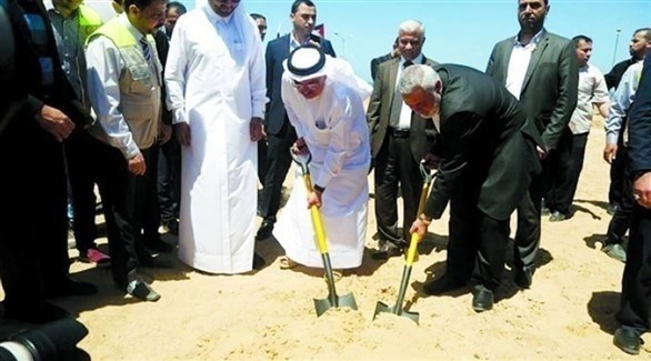 رئيس مكتب حماس إسماعيل هنية وسفير قطر محمد العمادي يضعان حجر أساس المبنى الجديد (تويتر)