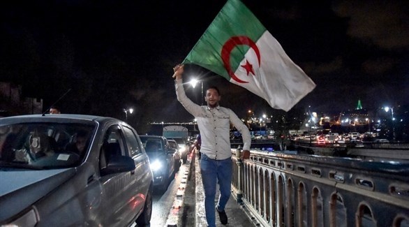 جزائري يحمل علم بلاده في العاصمة (أرشيف)
