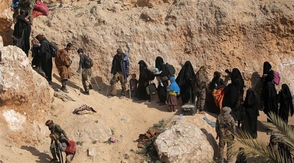 نساء وأطفال يغادرون الباغوز في سوريا (أرشيف)