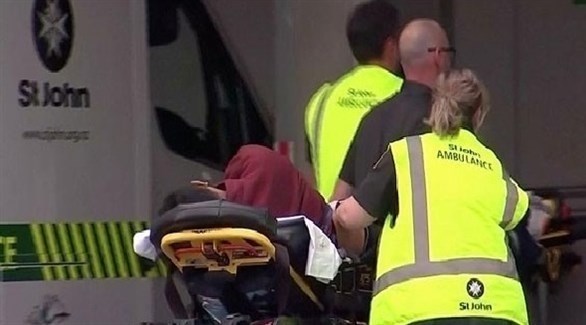 مسعفون ينقلون أحد ضحايا مجزرة مسجدي نيوزيلندا إلى سيارة إسعاف (أرشيف)