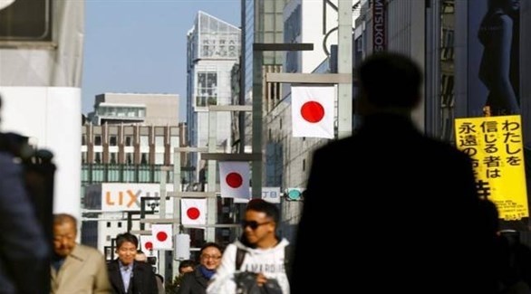 يابانيون في شارع تجاري بطوكيو (أرشيف)