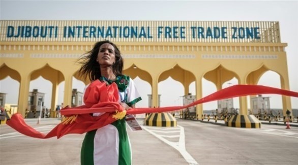 امرأة تقف إلى جانب مدخل السوق الحرة في جيبوتي (أرشيف)